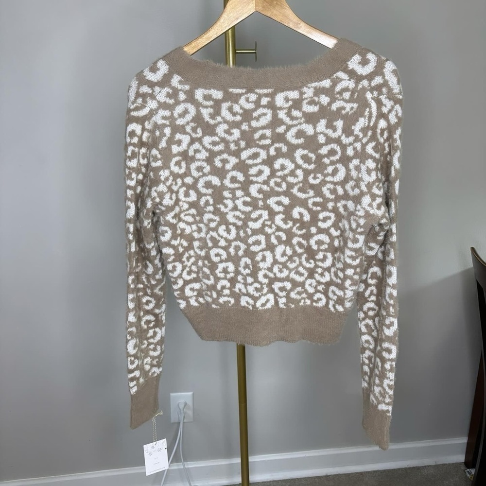NWT Jessica Simpson Beige & White Animal Print Fuzzy Cropped Cardigan - Small - Picture 2 of 8